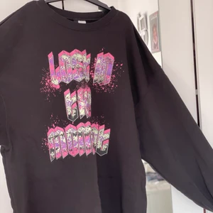 Sweatshirt  - Svart sweatshirt med tryck.