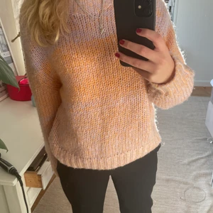 Stickad tröja nakd  - Så fin stickad tröja från nakd, naked nästan aldrig använd och passar perfekt till både jeans,shorts och till kostymbyxor 