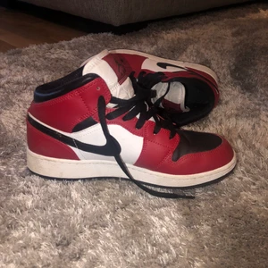 Nike Air Jordans - Vill sälja mina jordans då jag aldrig använder dem, Max använda 7 ggr köpte dem i Stockholm för 1 sommar sedan för ca 2800 kr och kan tänkas sälja för 2000. Storlek 38 