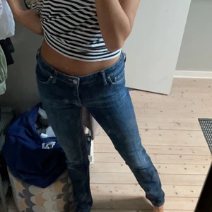 Low waisted acne jeans  - Långa low waisted acne jeans. Storlek 30/34 men jag är vanligtvis en smal och den passar fint. Dem är i väldigt fint skick, inga slitningar. Nypris 2000kr 