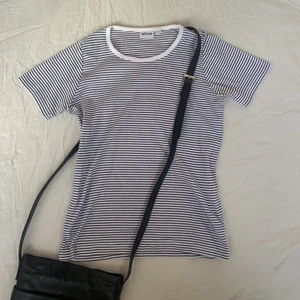 Randig T-shirt  - En fin randig T-shirt från Alive. Passar som sx/S. Bra skick. Köparen står för frakt. Köp gärna flera plagg på en gång för att spara på frakten ❤️