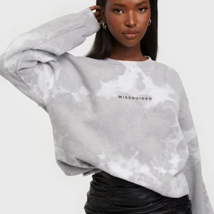 Grå/vit fläckig tröja  - Älskar den här tröjan men tyvärr kommer den inte till användning längre :/ den är köpt på Nelly men är ifrån missguided 