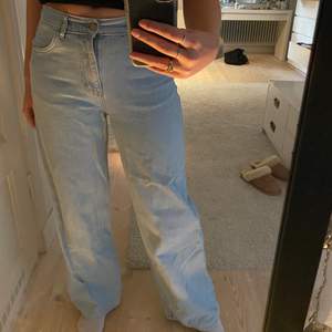 Ljusblåa vida jeans från junkyard i storlek 27 i midjan. Bra längd på mig som är 176!💕