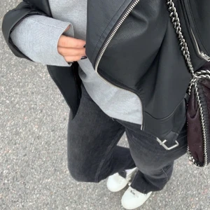 Skinnjacka  - Fin skinnjacka köpt på Nelly (missguided). Använts få talgånger Max 5, och är som precis ny utan några skråmor eller skador. Passar både M och S(köpare står för frakt)