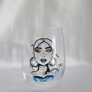 Handmålat glas  - Handmålat glas gjort av mig, finns flera matchande glas✨ handdiskas för bäst hållbarhet. För fler handmålade glas kolla in engqvist_art på instagram🤍 