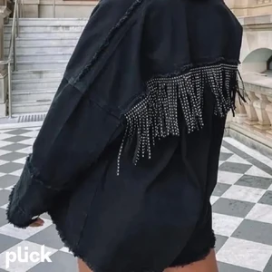 Jacka - Säljer min svarta jeansjacka med fransar från zara, jättefin och passar till mycket. Säljer då den inte kommer till användning tyvärr⚡️  (lånade bilder)