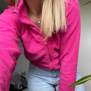  Rosa kofta - Säljer nu min supersköna och varma kofta eftersom den inte längre kommer till användning. Den är i storlek 146/152 och passar mig som vanligtvis har 38/M. 
