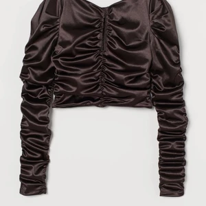 Topp H&M  - Oanvänd topp från H&M med lappar kvar. Storlek S 🥰