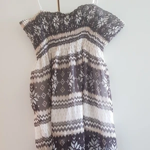 Klänning med fint mönster - En kort klänning med fina mönster och tunna arm snören