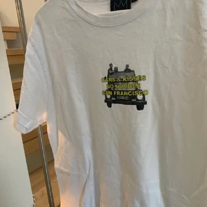 Hov1 merch💌💌 - Säljer nu min älskade hov1 merch ”Cars and kisses” som inte längre säljs!!! Storlek S, men oversized. Kan fraktas då köparen står för frakt eller mötas upp i Stockholm 💌💕