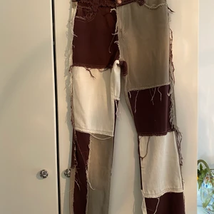 Jaded patchwork jeans - Ett par helt oanvända jeans från Jaded London, i deras patchwork stil, köpt för ett år sen men aldrig använt. Så helt nyskick och snygg passform. Inte använt för att dem ej passade min stil. Köpte för 1200 kr. Pris kan diskuteras!
