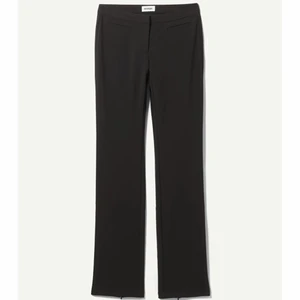 Kostymbyxor med slits - Kostymbyxor från weekday som har en liten dragkedja nertill på byxan så man kan få en snygg slits baktill! De är helt nya med prislapp kvar! Säljer pga för små för mig. Nypris 500kr. Pris kan diskuteras och det är bara att höra av sig för fler bilder 😊