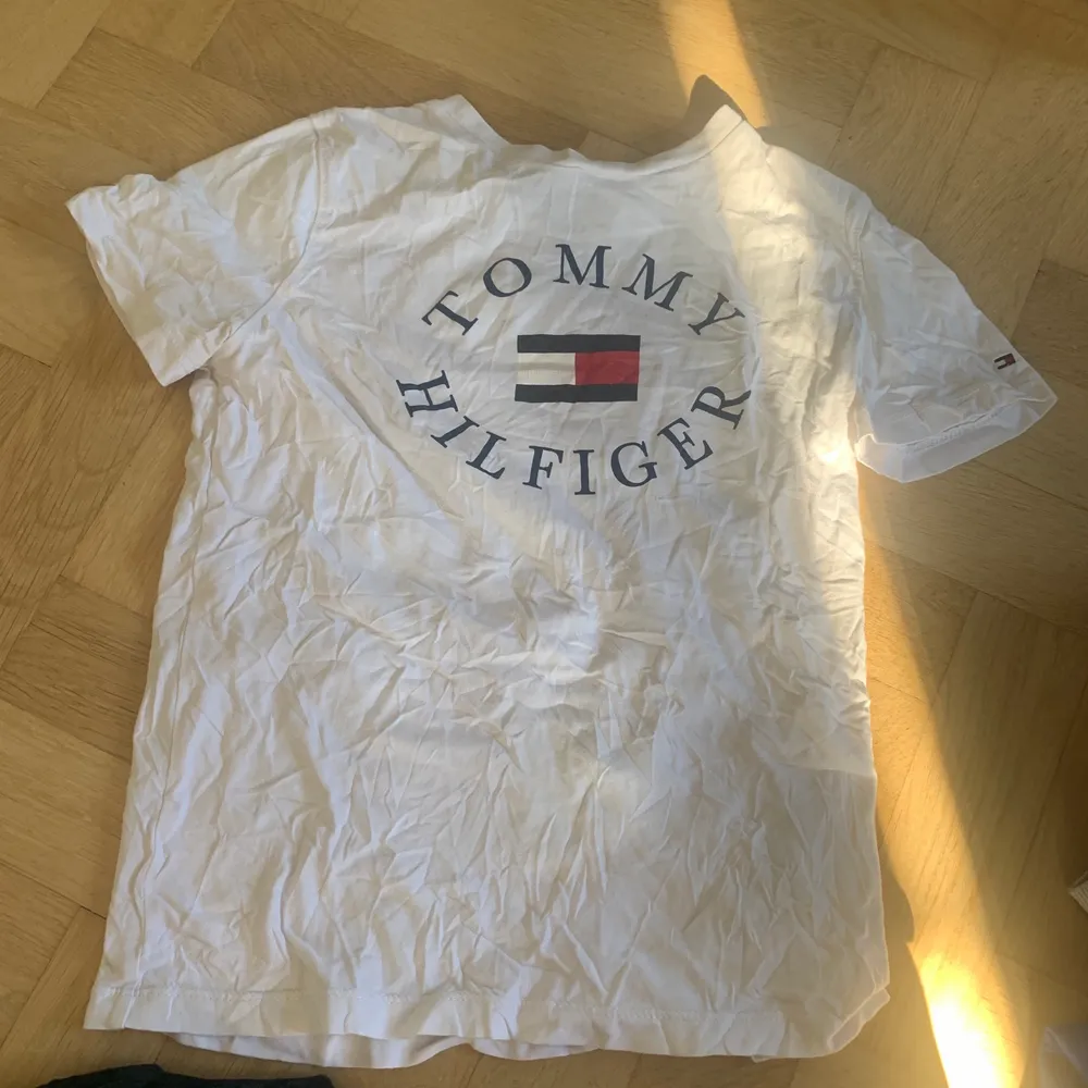 Tommyhilfigher t shirt . En i blå och en i vit ! Sitter gansk tajt o passar så bra t låg midjat! 100 kr st . T-shirts.