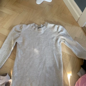 Tröja  - Stickad tröja från bikbok! Puff armar . Använd några gånger ! super fin nu till hösten 