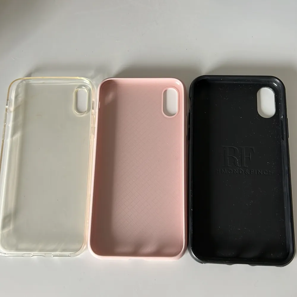 Säljes tre IPhone XS skal. Ett genomskinligt, ett rosa från holdit och ett svart från richmond and finch (detta är deras ”360°” skal) . Accessoarer.