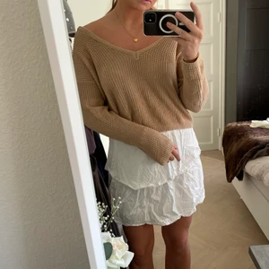 Stickad tröja - Så fin färg på en brun/beige stickad tröja med v ringning! Även fin att ha en tröja under som sticker fram! Väldigt skön!