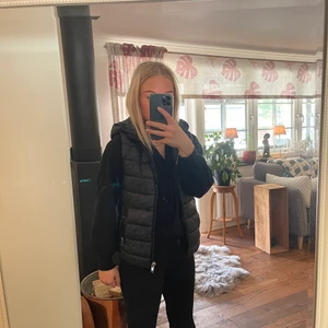 Väst med avtagbar luva - Fin svart väst med avtagbar luva. Använd men i bra skick, inga hål eller fläckar.