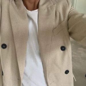 Beige mönstrad kavaj  - Helt oanvänd kavaj från Gina tricot i storlek 36! Lapp sitter kvar