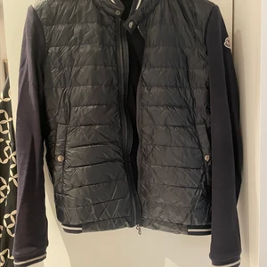 Moncler jacka hybrid - En moncler jacka i fint skick, finns qr kod som kan tyda på att den är äkta. Skriv om du har frågor eller vill ha intyg på att den är äkta.
