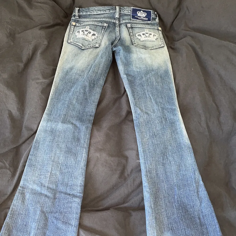 Jättesnygga rock&republic jeans stylade av Victoria Beckham. Aldrig använda och är i jättebra skick , storlek 25. . Jeans & Byxor.