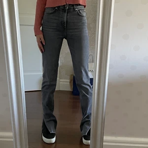 Zara Jeans  - Funderar på att sälja dom här super fina jeansen med slits, Byxorna är ny köpta och aldrig använda och i super fint skick💓 säljer då jag inte tyckte dom satt så bra på mig!  Om många är intresserade så säljer jag för högsta bud😊 