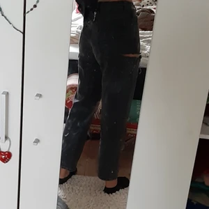 Collusion Momjeans  - Fina Mom jeans från Collusion, et har en fin slit på sidan, bra skick, strl 26/30💗 100 kr 