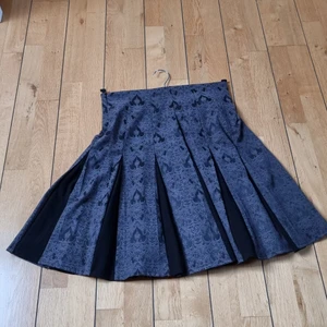 Stilren vacker kjol. - Stilren mönstrad kjol med infällda svarta veck. Märke Design Werk of Sweden. Nyskick. Använd kanske tre tillfällen.