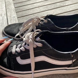 Svarta vans - Här har vi ett par använda vans, som varit med om mycket. Hittade dem för längesen i en garderob och hade glömt att dem fanns. Dem är i strl 35, Säljer för 95 kr plus frakt. Kontakta mig om du vill köpa!   Betala med Swish.