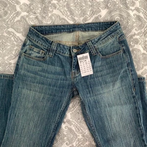 Brandy Melville jeans | strl M (38) - Säljer mina helt nya Brielle 90’S jeans i strl M då de tyvärr är alldeles för korta på mig som är 177 cm. De är lätt utsvängda och lågmidjade. Midjemått: 80 cm (40 cm tvärs över) | Innerbenet: 78 cm. Jag är brukar ha strl 38/28 i jeans och dessa sitter perfekt. Tveka inte att kontakta mig vid frågor/vid intresse <3