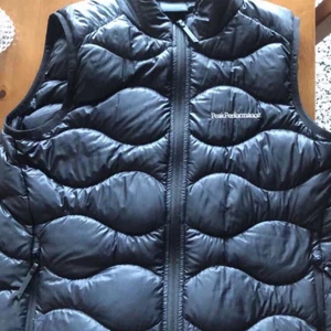 Peak performance  - Beställtde fel storlek västen är helt ny, tror har kvitto men är inte säker.  Kan mötas om det är nära annars skickas den 