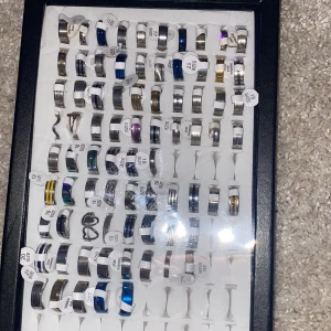 Rostfria ringar för killar och tjejer - Säljer nu dessa ringar som är skitsnygga och som tillkommer till ett extremt bra pris. Det är rostfria vilket betyder att de är vattentåliga och själva ringarna är toppenkvalite + helt oanvända! De finns i alla vanliga storlekar, 17-21 mm diameter och pris och fler bilder på specifika storlekar tas privat. Billigare vid större köp + frakt tillkommer 