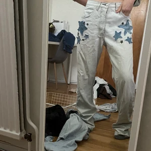 Supersnygga Levi’s jeans med stjärnor  - blekta jeans med stjärnor på från levis. storlek 40/42 (dvs M) skulle jag säga och hänger snyggt på höften på hon på bilden (hon bär vanligtvis storlek 34 dvs XS). vid intresse skriv privat. om fler är intresserade så blir det budgivning. köparen står för frakt. tvivla inte på att skriva i kommentarerna eller på DM vid frågor!😝💓💓