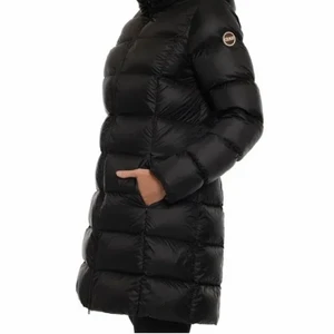 Colmar Jacka - Skit snygg varm colmar jacka i italienska storlek 40, men som 36 i svensk storlek. Säljer bara för jag knappt användt den, inprincip helt ny om man kollar på den. Köptes för 6000 kr o är samma pris på nätet nu, så mitt pris ca 4000. Finns tag på sista bilden. Det är svart innefoder och inte grått som på bilden. Buda!