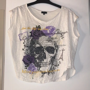 Vit t-shirt med tryck🥰🥰 - Säljer nu denna super coola t-shirt från kapphal med döskalle tryck på🥰😍Strl Xs💕💕