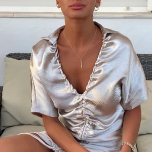 Silverklänning  - Inlämnad hos skräddaren 