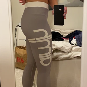 Aimn träningsbyxor 🤙🔥 - Jätte snygga och sköna träningsbyxor från aimn. Knappt använda då jag har så många träningsbyxor att jag inte har någon användning av dem. Jag är 172 cm lång och dem sitter lagom långa på mig. Skriv dm för mer frågor🥰👌🏽