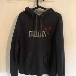 Puma hoodie i stl L, skön i material och lite oldskool/vintage style. Betalning sker via swish och köparen står för ev frakt 🚚 