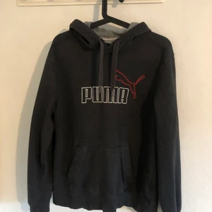 Puma hoodie - Puma hoodie i stl L, skön i material och lite oldskool/vintage style. Betalning sker via swish och köparen står för ev frakt 🚚 