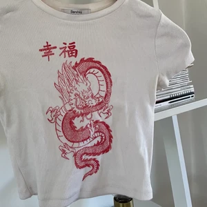 Topp från Berskha - Jättecool topp från Berskha. Köpte den här på plick men den kommer tyvärr inte till användning. Det är i storlek XS, men den passar även S då den är väldigt stretchig! Köpare står för frakt men jag kan även mötas upp i Stockholmsområdet.