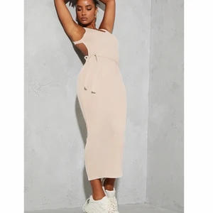 Klänning - En beige helt ny klänning med lappar kvar från PrettyLittleThing. Öppen i ryggen och med knyte. Säljer eftersom den var förliten på mig. Nypris: 220kr + 80kr fraktkostnad från UK. Kan mötas upp i Jönköping annars tillkommer fraktkostnad🤍