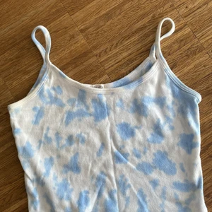 Söt topp från Barcelona - Gulligt linne som ser ut som en molnhimmel. Passar S.