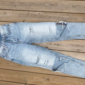 Jeans - Säljer dessa snygga jeans med håll ifrån Hm❤️Var inte rädd att skicka efter fler bilder eller frågor!