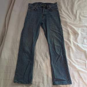 Ett par blåa Weekday jeans i storlek 29/30. Sitter dock något större. Använda, skick enligt bilder, rak passform, modell 