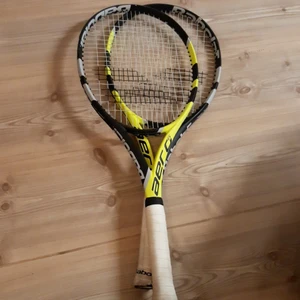 2 st Babolat tennisracket - 2 st tennisracket som använts I ungefär 1 år. Linda behövs byta men det ingår inte när man köper racketerna. Båda racketerna tillsammans kostar 1000 kronor.                                           Mått: 68,5 cm lång och 27 cm bred