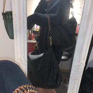 Svart supersnygg axelväska💞😍 - Säljer nu denna populära svarta axelväska, SKITSNYGG!!!!😍Säljer då jag har 2 och bara använder den ena💕🥰Nypris: 499 💕Kan bjuda frakt💕