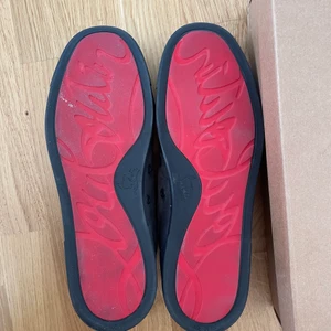 Louboutin skor - Säljer ett par äkta Louboutin skor i riktigt bra skick. Kommer inte till användning så ofta. Skorna är köpta för 6499kr online på Louboutins egna hemsida. Använda max 2 gånger. Kvitto finns och dustbag finns.