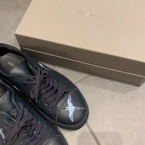 Axel Arigato skor - Jättesnygga mörkblåa skor från Axel Arigato! Helt oanvända storlek 38. Allt på bilden medföljer (box,dustbag, pinnar). Kom med egna rimliga bud eller köp direkt för 600 🌸