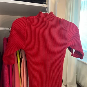 ribbad tröja, halv ärm - röd ribbad tröja ifrån Lindex med krage, aldrig använd som är köpt i julas. Stl S med halvlånga ärmar. Stretchigt material, nyskick. Hör av er vid frågor, Fraktas vid önskemål. ☺️