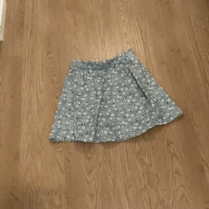 💕💕 - En kjol som jag köpte på New Yorker för ca 1 år sen. Jag tycker den är väldigt fin men den har aldrig riktigt kommit till använding så säljer den 💕 