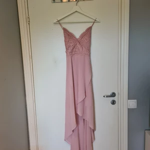 Rosa klänning  - Sick 10/10 andvänd en gång I max 2 timmar 